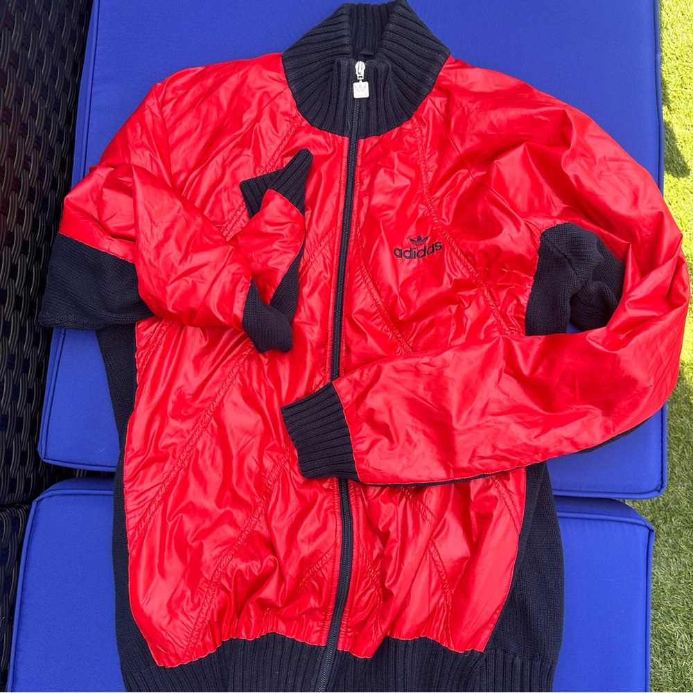 Adidas vintage jacket in red and black with zipper unisex, great condition!